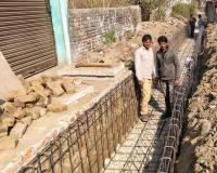 शामली में जलभराव दूर करने नाला निर्माण का निरीक्षण, ठेकेदार को कड़ी फटकार