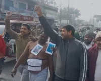 मुजफ्फरनगर: मृतक सोनू कश्यप के समर्थन में पुलकित कश्यप ने अर्धनग्न प्रदर्शन किया