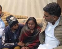   मुज़फ्फरनगर में सियासी घमासान: पुलिस को चकमा देकर पहुँचे सपा विधायक अतुल प्रधान; पीड़ित परिवार को दी 1 लाख की मदद; सरकार पर लगाए गंभीर आरोप 