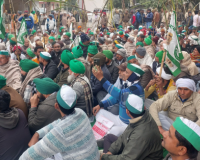 मेरठ सिटी स्टेशन पर भाकियू टिकैत का जोरदार प्रदर्शन: संगम एक्सप्रेस पर किसानों का कब्जा 