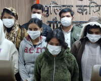 नोएडा: ऑनलाइन गेमिंग ठगी गिरोह का पर्दाफाश, 5 युवतियां समेत 8 गिरफ्तार