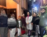 मुजफ्फरनगर पालिकाध्यक्ष मीनाक्षी स्वरूप ने थामी लोकतंत्र की कमान: बंजारान मोहल्ले में घर-घर जाकर बनवाए नए वोट