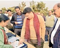 मुजफ्फरनगर: मतदाता सूची पुनरीक्षण की हकीकत जानने गांव पिन्ना पहुंचे मंडलायुक्त व डीएम, बीएलओ को दिए घर-घर जाने के निर्देश