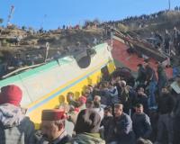 हिमाचल में भीषण बस हादसा: खाई में गिरी निजी बस, 14 यात्रियों की मौत, 35 घायल
