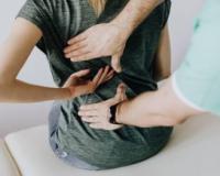 दिन-ब-दिन बढ़ता जा रहा पीठ दर्द, घरेलू नुस्खों से मिलेगी राहत