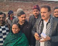 बुढ़ाना: पाइपलाइन लीकेज से 10 मकानों में आई दरारें, गिरने का खतरा; पूर्व विधायक उमेश मलिक ने डीएम से की मुआवजे की मांग