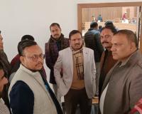 गोरखपुर में अफसरों ने पार्षदों को नहीं दिए महोत्सव के पास, 68 पार्षद धरने पर बैठे, 12 पार्षदों के साथ हो गई  बोर्ड की बैठक 