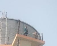 वेतन न मिलने से नाराज ऑपरेटर आत्मदाह के लिए पानी की टंकी पर चढ़ा, प्रशासन के फूले हाथ-पांव