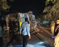 टाइल्स से भरा ट्रक कोयला घाट पर चढ़ाई चढ़ते वक्त लोडिंग वाहन पर पलटा, तीन लोगों की मौत