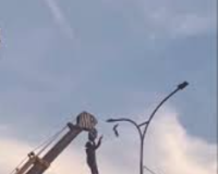 इंसानियत आज भी ज़िंदा है: पंजाब में क्रेन से लटककर युवक ने बचाई परिंदे की जान