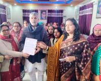 शामली: आंगनवाड़ी कार्यकर्ताओं का अधिकार सम्मेलन, मांगपत्र सौंपा