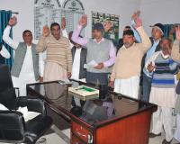 शामली में सहकारी बैंक चुनाव विवाद: प्रत्याशियों ने चुनाव अधिकारी की अनुपस्थिति पर किया प्रदर्शन