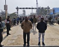 उत्तर प्रदेश में गन्ना लदी ट्रैक्टर–ट्रॉली रेलवे फाटक से भिड़ी , खड़ी रही तीन घंटे दो ट्रेन