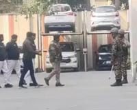 बंगाल की राजनीति में उबाल: आई-पैक के कोलकाता दफ्तर में ईडी का छापा, मौके पर पहुंचीं ममता ने अमित शाह पर‌ साधा निशाना..फाइलें लेकर निकलीं सीएम 