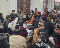 सादगी की मिसाल: दरी पर बैठकर विधायक ने बनाई रणनीति; मतदाता सूची से कटे नामों को फिर से जुड़वाने का अभियान