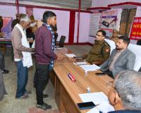 उत्तर प्रदेश- डीएम और एसपी ने थाना समाधान दिवस में लाेगाें की जनसमस्याएं सुनी