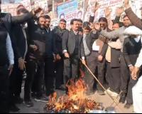 मसूद अजहर की 'मानव बम' वाली धमकी पर भड़के अधिवक्ता, फूंका पुतला; पाकिस्तान के खिलाफ नारेबाजी