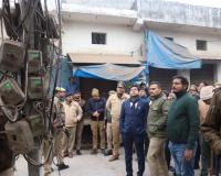 संभल में डीएम—एसपी ने की छापेमारी : मस्जिद समेत कई जगह अवैध कनेक्शन, मिनी पावर स्टेशन मिला