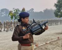 एक मिनट में बारह फायर करता है दंगा नियंत्रित करने वाले मल्टी टीयर सेल लॉन्चर - सेनानायक