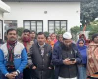 नोएडा विधायक से परिजनों ने लगाई युवक काे ढूंढने की गुहार , तीन दिन पहले गहरे नाले में डूबा था