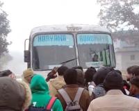 हिसार में छात्रों का हंगामा: रोडवेज बसों का चक्का जाम, डेढ़ घंटे तक ठप रहा दिल्ली रोड; DSP ने खुलवाया जाम