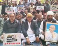 हाउस अरेस्ट तोड़कर प्रदर्शन में शामिल हुए अजय राय.. पुलिस के हाथ-पांव फूले, बैरिकेडिंग फांदकर निकले