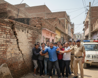 जल निगम की लापरवाही पर फूटा जनता का गुस्सा, शाहवाड़ा में मकानों में आई दरारें, जेई को घंटों बनाया बंधक