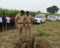 मोरना के खेत में 'बम' जैसी संदिग्ध वस्तु मिलने से हड़कंप, बोरे में बंद मिली नुकीली चीज को पुलिस ने कब्जे में लिया