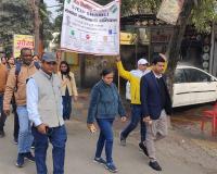 शामली में शिक्षकों ने थामी 'लोकतंत्र की मशाल': मतदाता पंजीकरण के लिए निकाली जागरूकता रैली, रंगोली से दिया संदेश