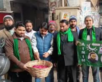 मेरठ में AIMIM कार्यकर्ताओं ने आम लोगों में फूल और पेन बांटकर अमन-शांति का संदेश दिया