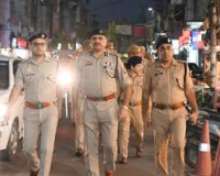 मेरठ में कानून-व्यवस्था मजबूत करने के लिए पुलिस और RAF का फ्लैग मार्च, SP सिटी ने संभाली कमान