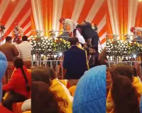 69वें जन्मदिन पर शक्ति प्रदर्शन के बीच स्टेज पर मुंह के बल गिरे बृजभूषण शरण सिंह, फिर संभाला और हंसने लगे; मुस्लिम बच्चों संग काटा केक