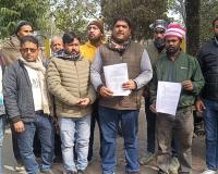 मुजफ्फरनगर: शिकायत करने पर नौकरी से निकाला गया, घर में आग लगाई गई और झूठे पुलिस केस, पूर्व कर्मचारी ने गंभीर आरोप लगाए