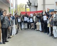 मुजफ्फरनगरः पेंशन वैलिडेशन अधिनियम की वापसी व 8वें वेतन आयोग की शर्तों में संशोधन की मांग को लेकर पेंशनर्स का धरना