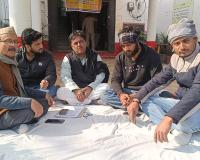 मुजफ्फरनगर में BSA ऑफिस के बाहर धरने पर बैठे प्रधान सहायक; बोले- 7 महीने से वेतन नहीं मिला, ऑफिस में भी जड़ा ताला