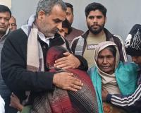 पूर्व केंद्रीय मंत्री संजीव बालियान को भी पुलिस ने रोका, परिजनों को दादरी से गाड़ी में बैठाकर मुजफ्फरनगर लाए, गली में बैठकर सुनी पीड़ा