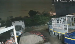 गाज़ियाबाद कनावनी गांव में दो नकाबपोश बदमाशों ने ई-रिक्शा की बैटरी चोरी की