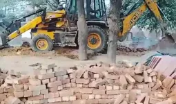 मुजफ्फरनगर में लेखपाल ने प्रधान के कहने पर बुलडोजर से तोड़ा गरीब का मकान, डीएम भड़के- किसने दिया बुलडोजर चलाने का अधिकार ?