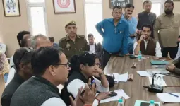 गाजियाबाद: डीएम ने अधिकारियों को फटकार लगाई, बोले- कुर्सी तोड़ने से काम नहीं चलेगा
