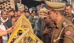 संभल में महंत ऋषिराज गिरि भड़के, बैरिकेडिंग हटाने की मांग; 1000 लोग जुटे पदयात्रा के लिए