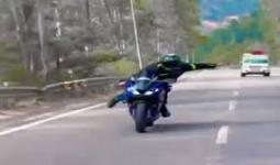 “नोएडा पुलिस पर उठे सवाल,सड़कों पर थार का आतंक! छात्रों ने की खतरनाक स्टंटबाजी | Viral Video |