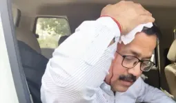 बुलडोजर लेकर पहुंचे नायब तहसीलदार पर हमला, सिर फटा; भीड़ ने तीन झोपड़ियों में आग लगाई