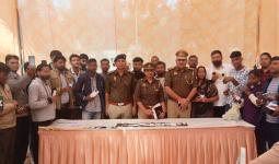 नोएडा पुलिस ने 101 चोरी और गुम मोबाइल फोन बरामद कर मालिकों को लौटाए