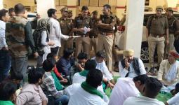 मुजफ्फरनगर में डकैती का खुलासा न होने पर भाकियू सेवक का प्रदर्शन, एसएसपी ऑफिस के बाहर धरना