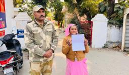 मां के साथ शामली कोतवाली पहुंचा CISF जवान, परिवारजनों पर जमीन पर अवैध कब्जे का लगाया आरोप