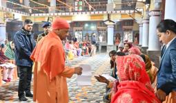 कड़ाके की ठंड के बीच सीएम योगी ने किया जनता दर्शन, 250 लोगों की समस्याएं सुनी 