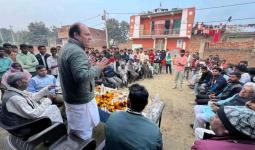 शामली में विद्युत संविदा कर्मचारियों ने वेतन भुगतान न होने पर किया प्रदर्शन