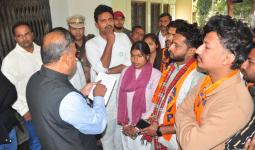 शामली: छात्रा को पेपर न दिलाने पर छात्र नेताओं का हंगामा, कॉलेज गेट पर तालाबंदी