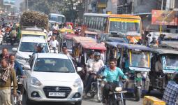 शामली: धीमानपुरा रेलवे फाटक बंद होने से भीषण जाम, नागरिकों ने ओवरब्रिज निर्माण की मांग की