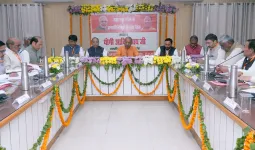 CM योगी ने जनप्रतिनिधियों को दिया मंत्र, 'घुसपैठियों को न मिले जगह'; वोटर लिस्ट पर पैनी नज़र रखने के निर्देश